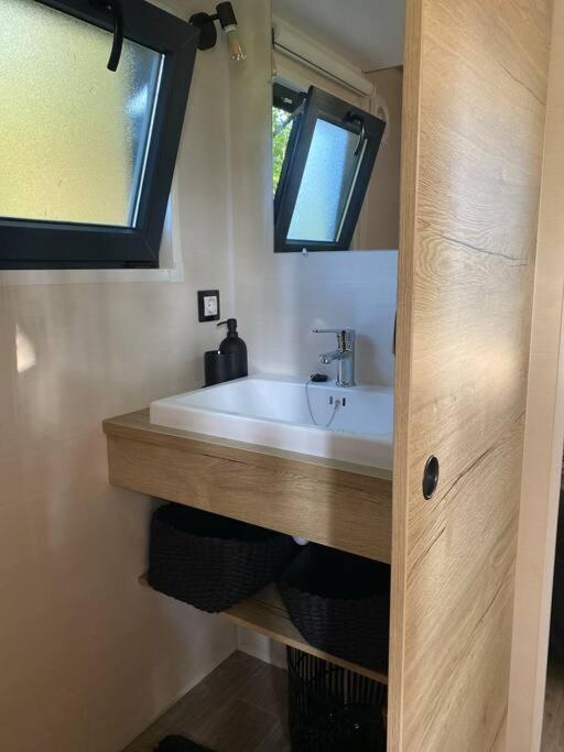 Tiny house sur terrain boisé à 10 mn de la mer Férel Extérieur photo